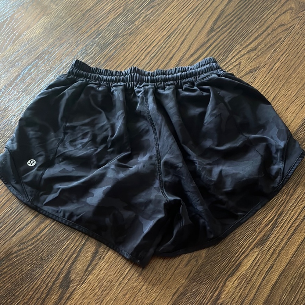 4 inch black camo lululemon hotty hot shorts size 4